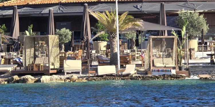 Neugodno iskustvo našeg sugrađanina na plaži Cava: “Okružili su me zaposlenici objekta i rekli da bez uzimanja ležaljke ne mogu biti na ‘njihovoj’ plaži!”