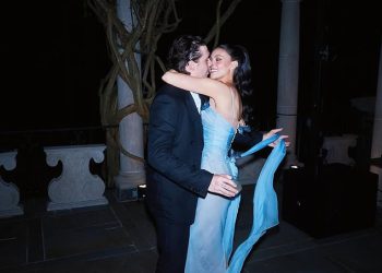 Nicola Peltz i Brooklyn Beckham dijele slike iz njihovih leptira tematski obnavljanje zavjeta, gdje su njezini roditelji ponovno zauzeli središnju pozornicu, a popis gostiju uključivao je bivšeg Harveyja Weinsteina usred njegove obiteljske svađe