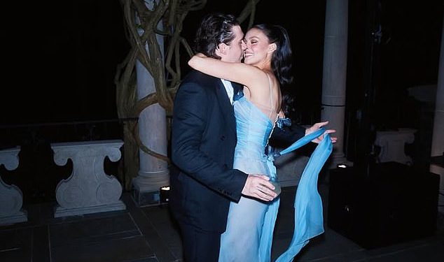 Nicola Peltz i Brooklyn Beckham dijele slike iz njihovih leptira tematski obnavljanje zavjeta, gdje su njezini roditelji ponovno zauzeli središnju pozornicu, a popis gostiju uključivao je bivšeg Harveyja Weinsteina usred njegove obiteljske svađe