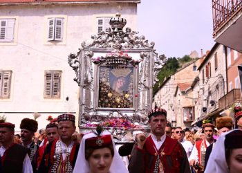 Nižu se reakcije na izjavu sinjskog gvardijana s propovjedi: “Ne treba nitko patiti, ali…”