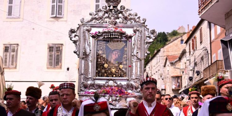 Nižu se reakcije na izjavu sinjskog gvardijana s propovjedi: “Ne treba nitko patiti, ali…”