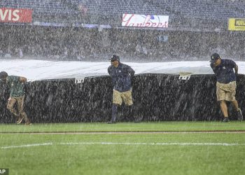 Njujorška igra Yankees donesena je do kraja dok se opasne oluje prevrću preko Bronxa