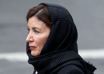 Njujorški guverner udario je u Ted Cruz zbog ruganja nošenja marama na sprovodu časnika NYPD -a