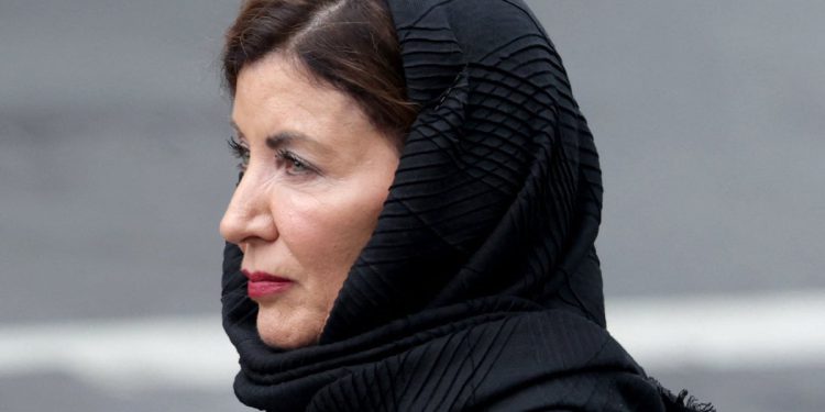 Njujorški guverner udario je u Ted Cruz zbog ruganja nošenja marama na sprovodu časnika NYPD -a