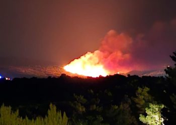 Noćas buknuo veliki požar na Braču, na terenu su i zračne snage