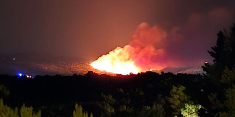 Noćas buknuo veliki požar na Braču, na terenu su i zračne snage