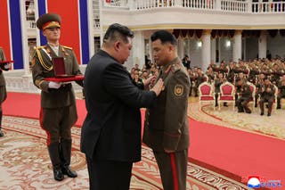 Sjevernokorejski čelnik Kim Jong prisustvuje nacionalnoj ceremoniji pohvale zapovjednika i boraca Korejske jedinice Narodne vojske inozemne operacije, u sjedištu središnjeg odbora Korejske radničke stranke, u Pjongjangu
