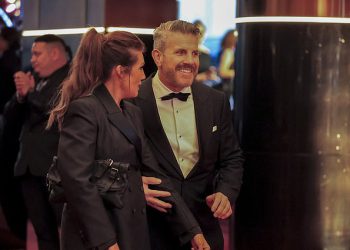 Novi Zlatni prvostupnik Myrden obraća se divljim glasinama da preferira mlađe žene dok se vidi kako se ugodno s brinetom u loziji prije nego što pokaže čak i emitira