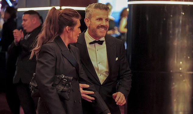 Novi Zlatni prvostupnik Myrden obraća se divljim glasinama da preferira mlađe žene dok se vidi kako se ugodno s brinetom u loziji prije nego što pokaže čak i emitira