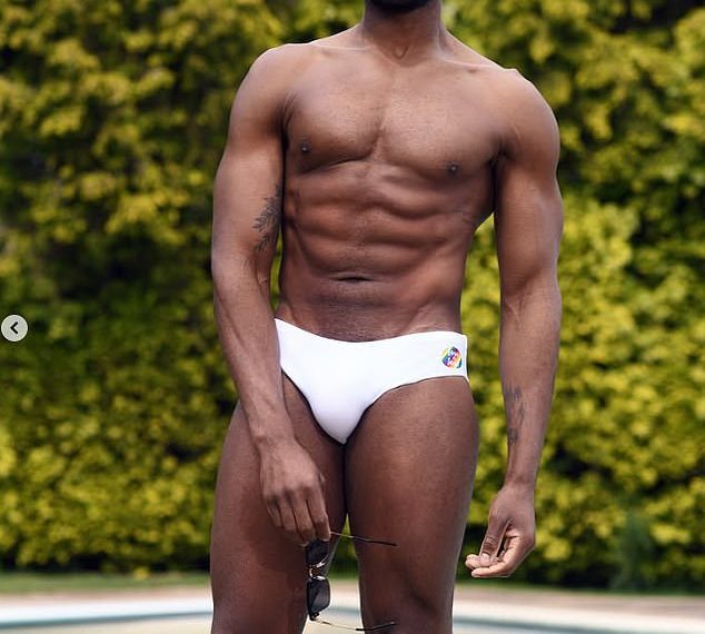 Novo razvijena ruda Oduba pozira u malenim hlačama ponosa i obraća se svojoj seksualnosti dok odaje počast svojoj pokojnoj sestri nakon što su oduzeli vlastiti život