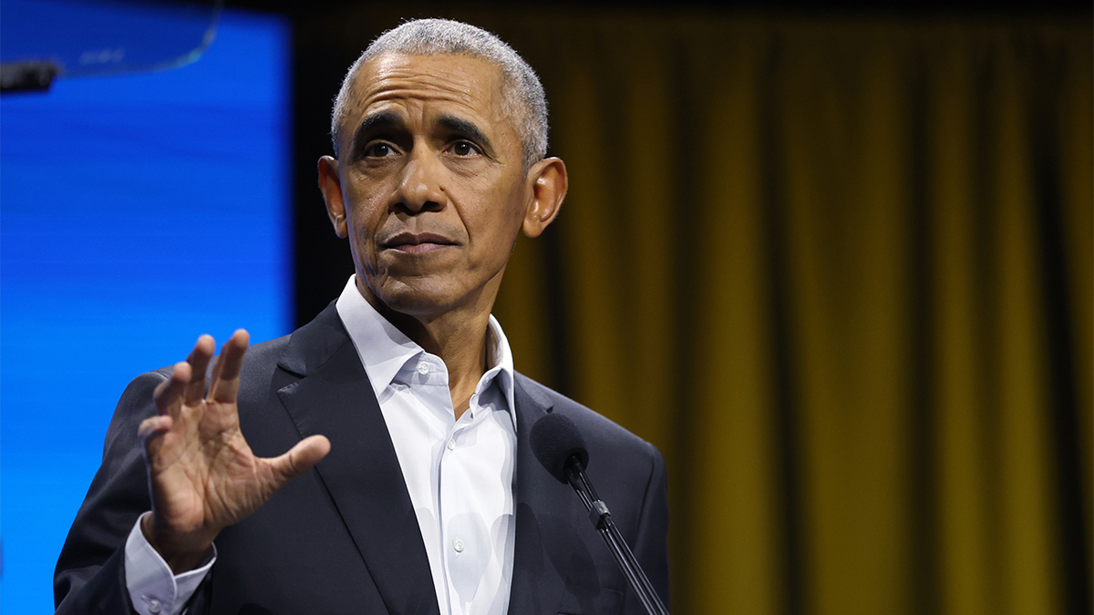 Obama drži ruku