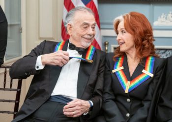 Obitelj koja je napravila medalje u Kennedy Center na njihovoj kuhinjskoj ploči odbacila je Trump dok je pogledao novi Tiffany Design