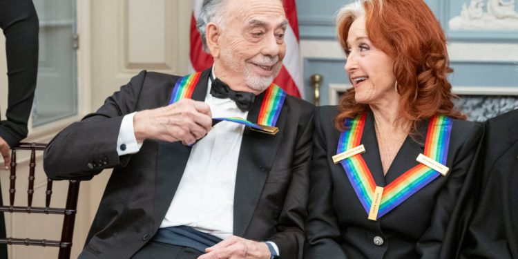 Obitelj koja je napravila medalje u Kennedy Center na njihovoj kuhinjskoj ploči odbacila je Trump dok je pogledao novi Tiffany Design