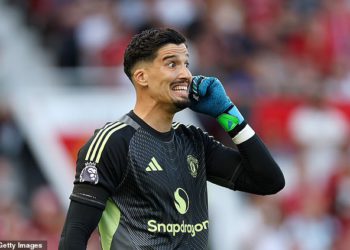 Obožavatelji Man Uniteda prolaniraju Fury u Altay Bayindir nakon što je golman Gaffe darovao Arsenal rano vodstvo – jer pozivaju klub da krene ‘sve unutra’ i kupi superstar sada