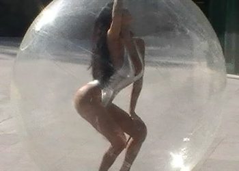 Obožavatelji izražavaju zabrinutost jer supruga Kanye Westa Bianca Censori pozira u jedva-tamo se nalazi u mjehuriću