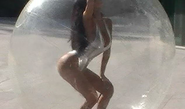 Obožavatelji izražavaju zabrinutost jer supruga Kanye Westa Bianca Censori pozira u jedva-tamo se nalazi u mjehuriću