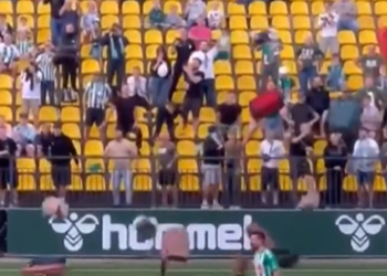 Obožavatelji lansiraju kofere na terenu, nevjerojatan prosvjed u Litvi