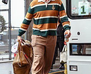 Obožavatelji su uvjereni da je odjeća Travisa Kelcea kimanje djevojci Taylor Swift dok stiže za prvu NFL igru otkako je podcast slomio Internet