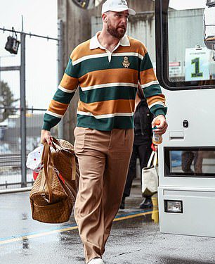 Obožavatelji su uvjereni da je odjeća Travisa Kelcea kimanje djevojci Taylor Swift dok stiže za prvu NFL igru otkako je podcast slomio Internet