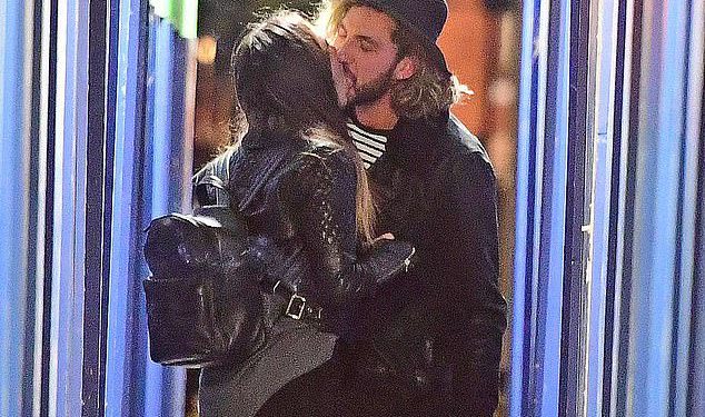 Od Strogog Smooch -a Seann Walsh do Pare izdaje Kristen Stewart u Ultra HD -u … koji su zvijezde izvannastavne poljupce uhvaćene pred kamerom