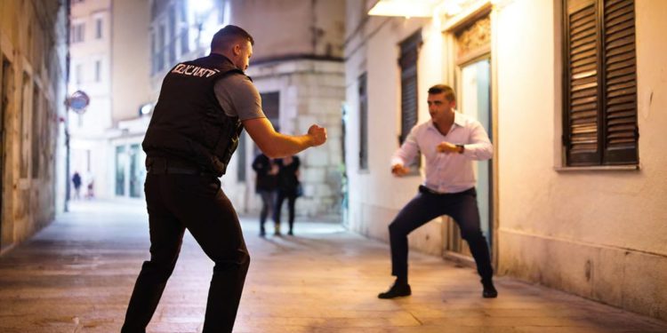 Od kud zaštitarima po jadranskim klubovima pravo da premlaćuju Slovence i druge turiste?