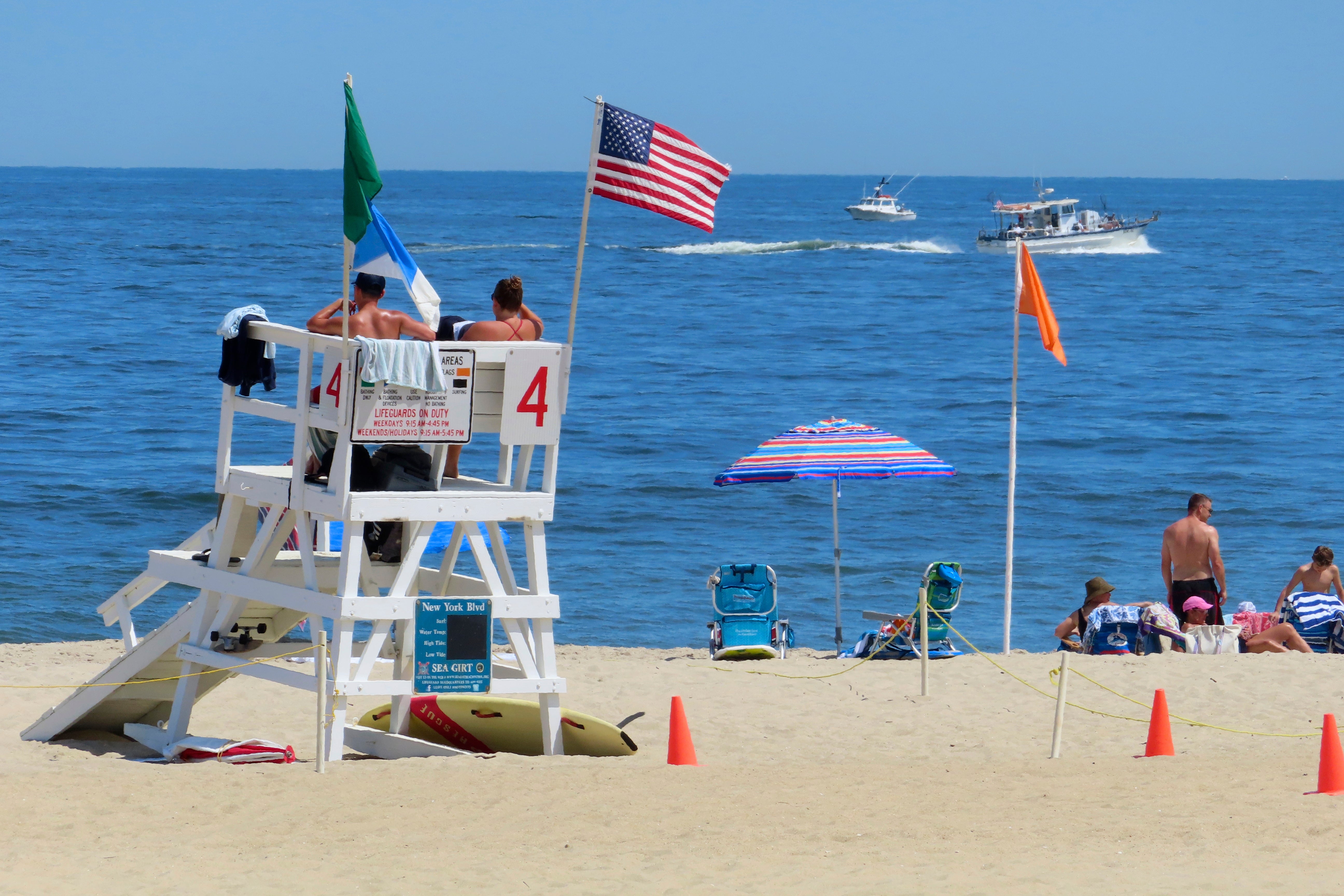 Obitelj 21-godišnjeg muškarca koji se utopio na plaži u New Jerseyju dok su spasilaci bili na dužnosti, tužila je lokalnu općinu i njegovu patrolu na plaži