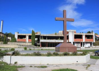 Oskrnavljeno spomen-obilježje hrvatskim braniteljima u Bosanskom Grahovu