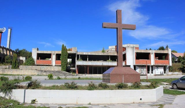 Oskrnavljeno spomen-obilježje hrvatskim braniteljima u Bosanskom Grahovu