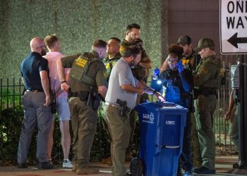 Osumnjičeni koji je priznao da je bacao sendvič kod DC policajaca na ulici otkrio je da je zaposlenik Ministarstva pravosuđa