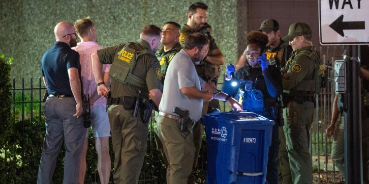 Osumnjičeni koji je priznao da je bacao sendvič kod DC policajaca na ulici otkrio je da je zaposlenik Ministarstva pravosuđa