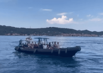 Otočani otjerali turiste: “Nas tu živi 50, a njih dođe po tisuću dnevno. Ulaze nam u kuće i traže zahod”