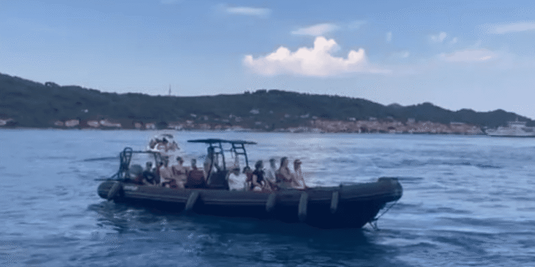 Otočani otjerali turiste: “Nas tu živi 50, a njih dođe po tisuću dnevno. Ulaze nam u kuće i traže zahod”