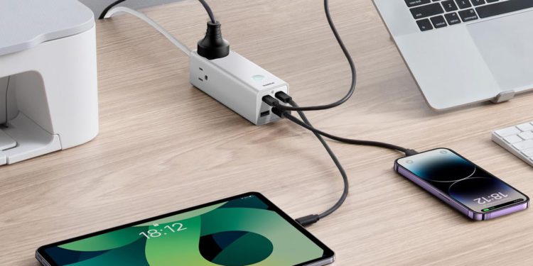 Ova stanica za punjenje baseusa dodaje tri USB priključka i tri izmjenična mjesta za samo 12 dolara