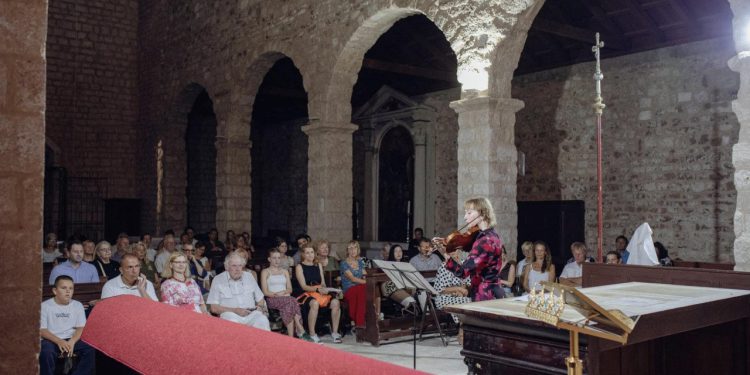 Ozbiljna glazba u ozbiljnoj izvedbi za ozbiljnu publiku: recitala rusko-austrijske violinistice Elene Denisove