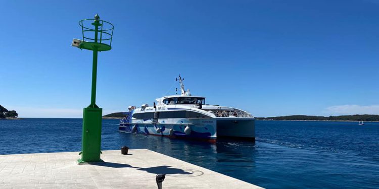 PILOT PROJEKT Povlašteni prijevoz katamaranom za Hvarane s otočkom iskaznicom