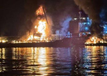 POŽAR NA KEMIJSKOM TANKERU Vatra zahvatila dva broda, poginuo kapetan!