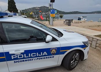 PRIVEDEN BRITANAC U TISNOM Policija pretragom apartmana pronašla marihuanu, ketamin, kokain, MDMA, digitalnu vagu i novac