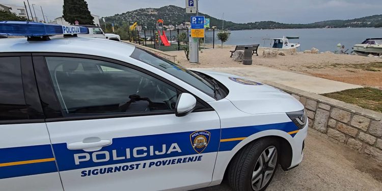 PRIVEDEN BRITANAC U TISNOM Policija pretragom apartmana pronašla marihuanu, ketamin, kokain, MDMA, digitalnu vagu i novac