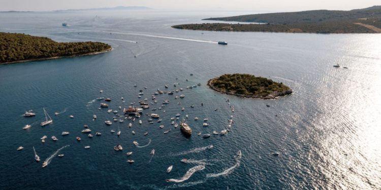 PUCAJU PO ŠAVOVIMA Stanovnici našeg otoka guše se u fekalijama i smeću: “To je krivično djelo”