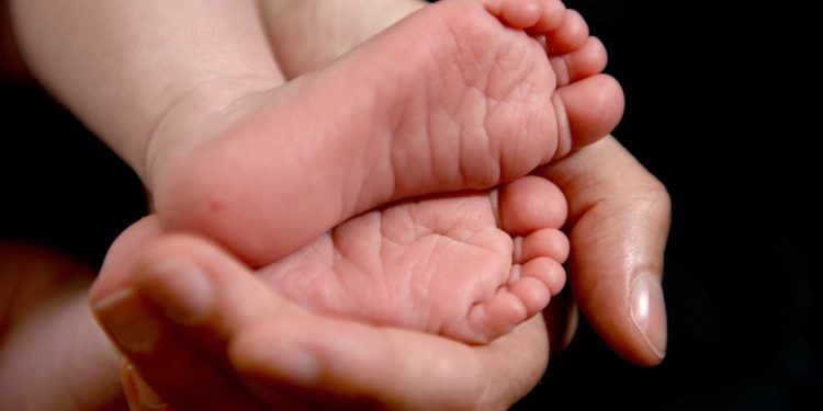 Par pozdravlja ‘najstarije bebe’ na svijetu rođenom iz embriona Frozen 1994