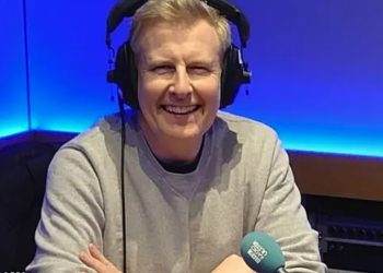 Patrick Kielty pukne se šali dok razbija svoju tišinu nakon šoka razdvojenog od Cat Deeley i ulazi u kuću ‘razvoda’ dok se prvi put vraća u svoju radio emisiju