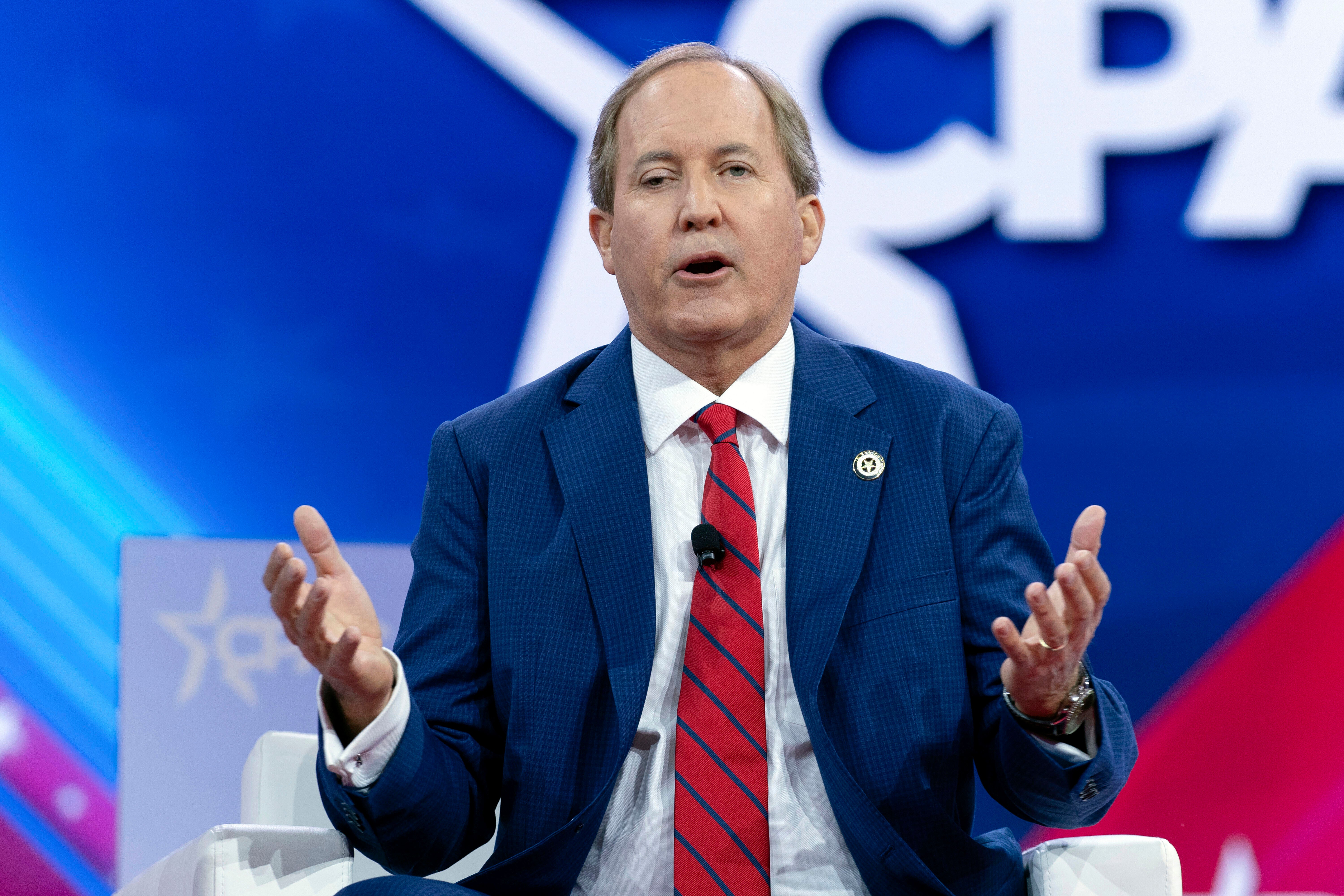 Teksaški državni odvjetnik Ken Paxton izrazio je bijes na taktiku i pozvao na uhićenje demokratskih zakonodavaca u nedjelju