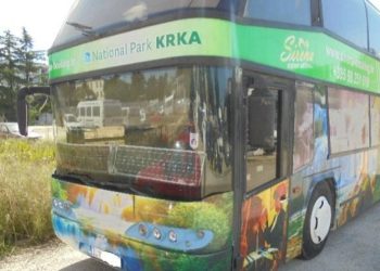 Pet godina kampira u autobusu usred Zadra, u kavezu drži i psa! Policija: Prijavljeno nam je, provodimo izvide…