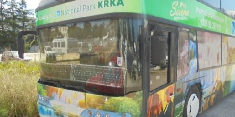 Pet godina kampira u autobusu usred Zadra, u kavezu drži i psa! Policija: Prijavljeno nam je, provodimo izvide…