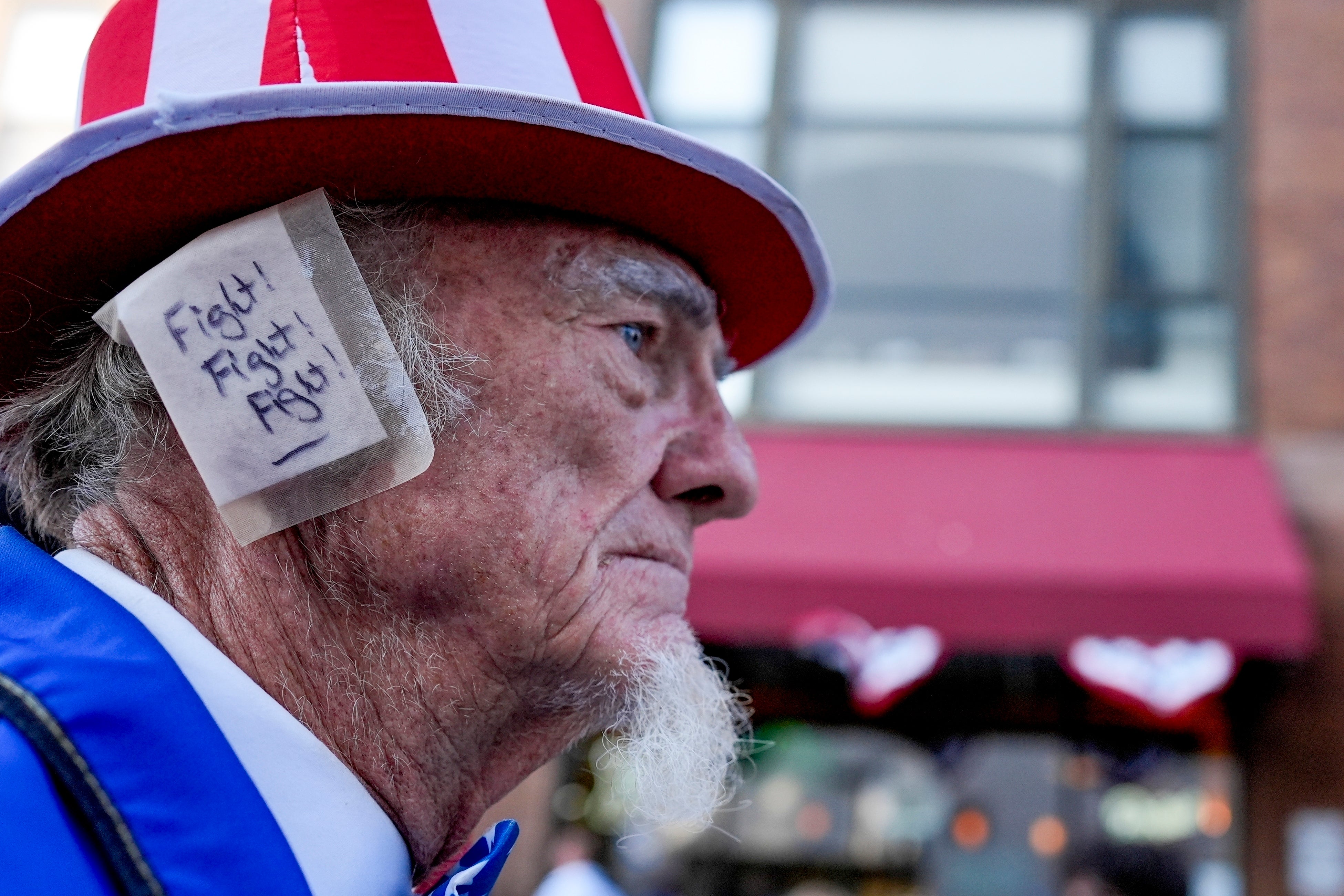 Trumpov navijač nosi zavoj s riječima 'borba! Borba! Borba!' Napisao je o tome nakon pokušaja predsjednikovog života u Butleru, Pennsylvania.
