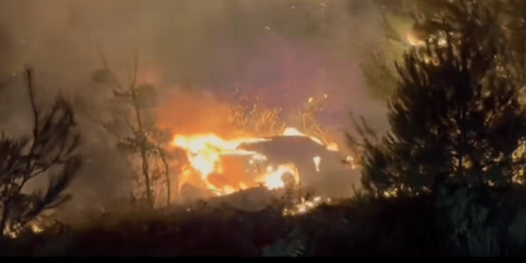 Pijan sletio s ceste u Dalmaciji. Auto se zapalio i izbio veliki požar