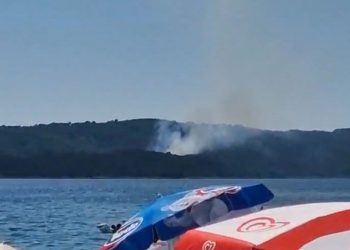 Planulo na Čiovu, vatrogasci iz nekoliko društava na terenu. U pomoć pozvan kanader