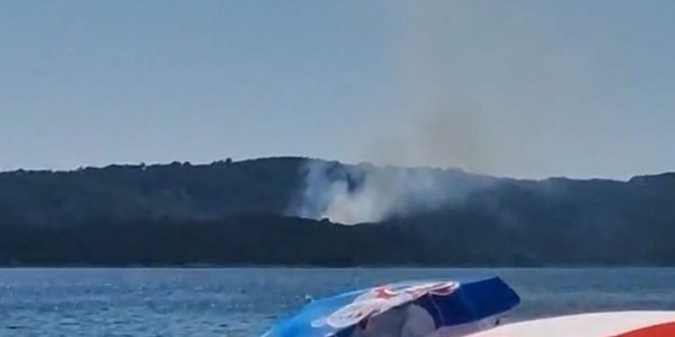 Planulo na Čiovu, vatrogasci iz nekoliko društava na terenu. U pomoć pozvan kanader