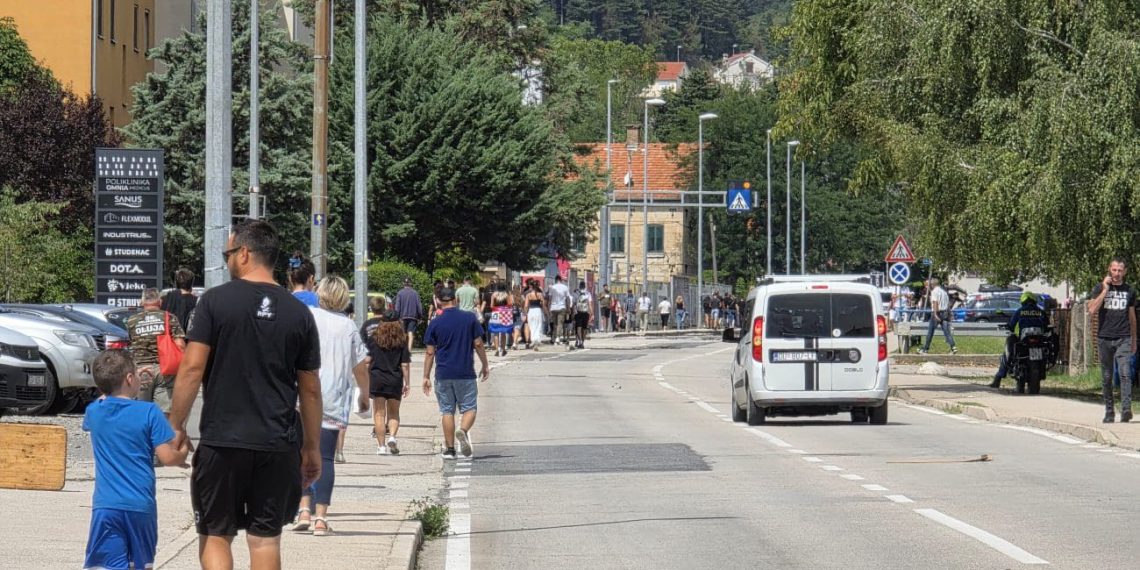 Počele su gužve na širem području Sinja i na granici. Policija se oglasila