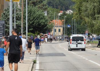 Počele su gužve na širem području Sinja i na granici. Policija se oglasila